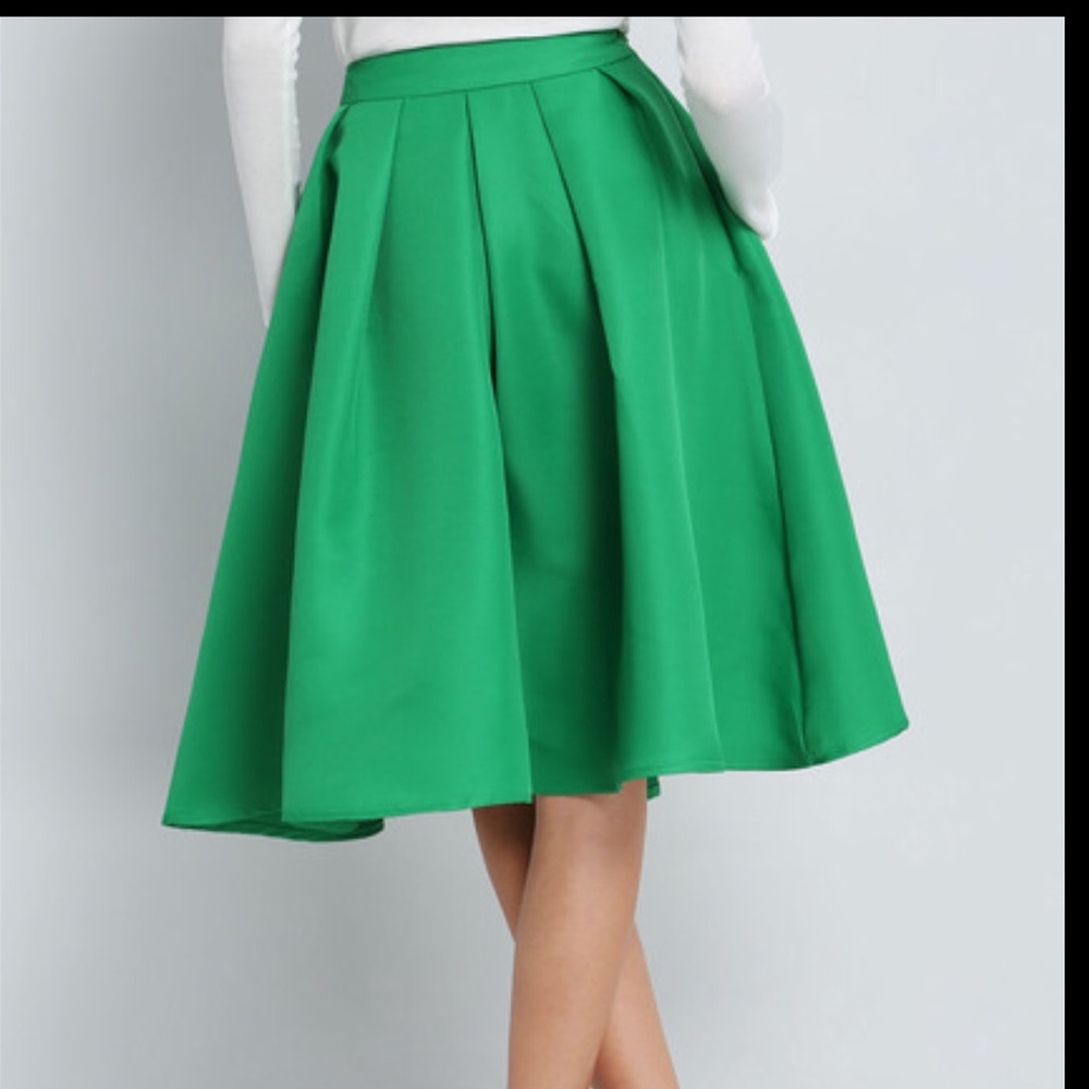 🆕Green pleated zip knee flare skirt - Picture 3 of 6